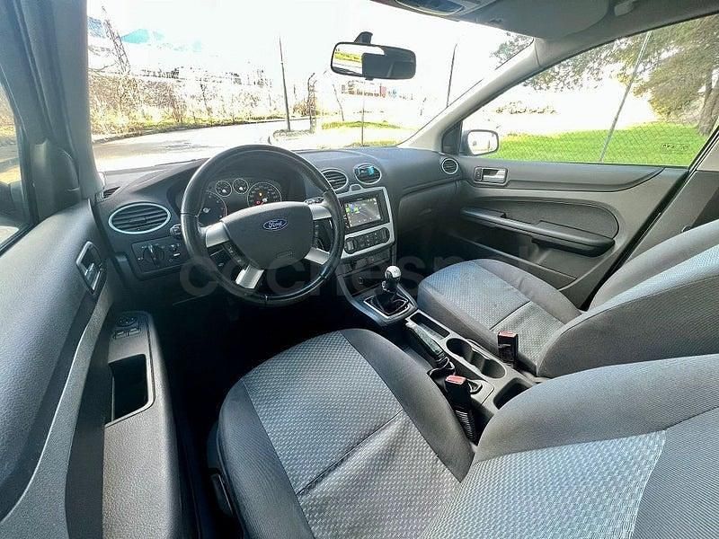 Usado Ford Focus Trend 100 CV (73 kW) 2005 Gris / plata Berlina