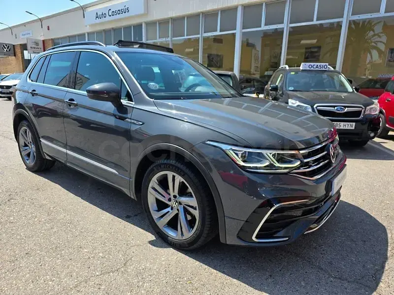 Usado VW Tiguan R-line 150 CV (110 kW) 2022 Gris / plata SUV