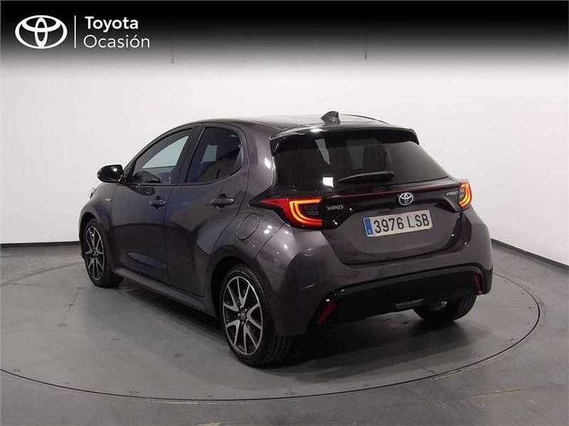 Usado Toyota Yaris Hybrid Style 116 CV (85 kW) 2021 Gris / plata Utilitario