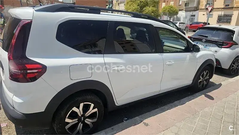 Usado Dacia Jogger Expression 100 CV (73 kW) 2023 Blanco Monovolumen
