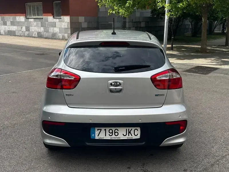 Usado Kia Rio 84 CV (61 kW) 2015 Gris / plata Berlina