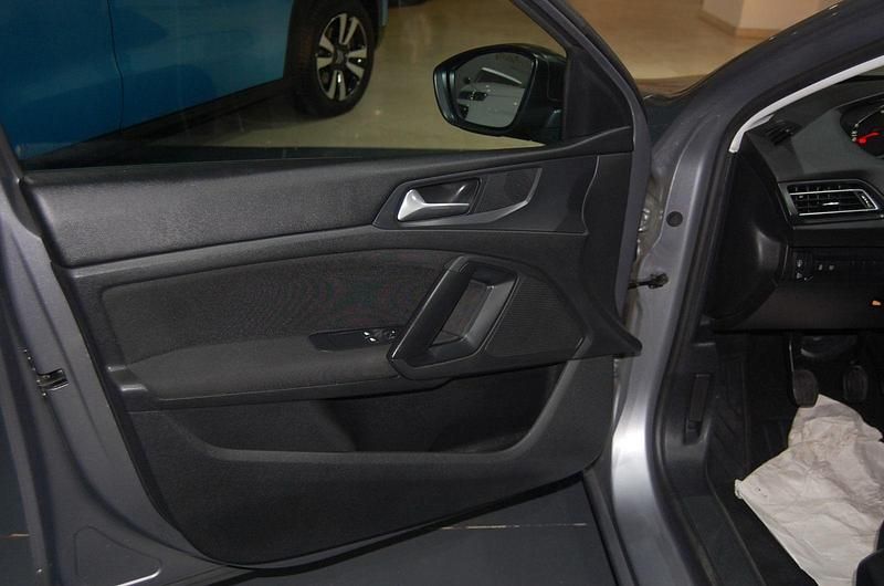 Usado Peugeot 308 SW Access 100 CV (73 kW) 2016 Gris / plata Familiar