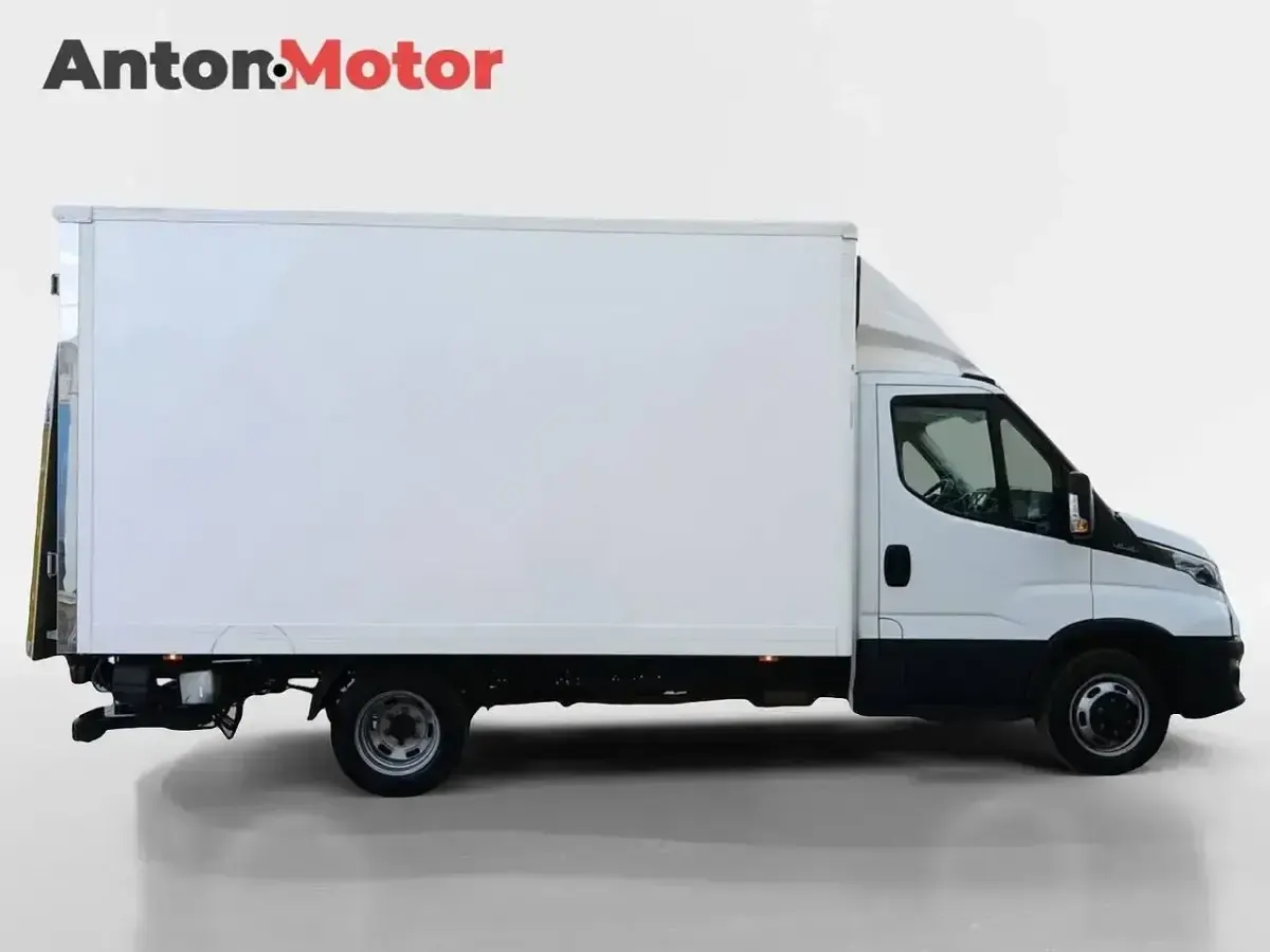 Usado Iveco Daily 160 CV (117 kW) 2023 Blanco Berlina