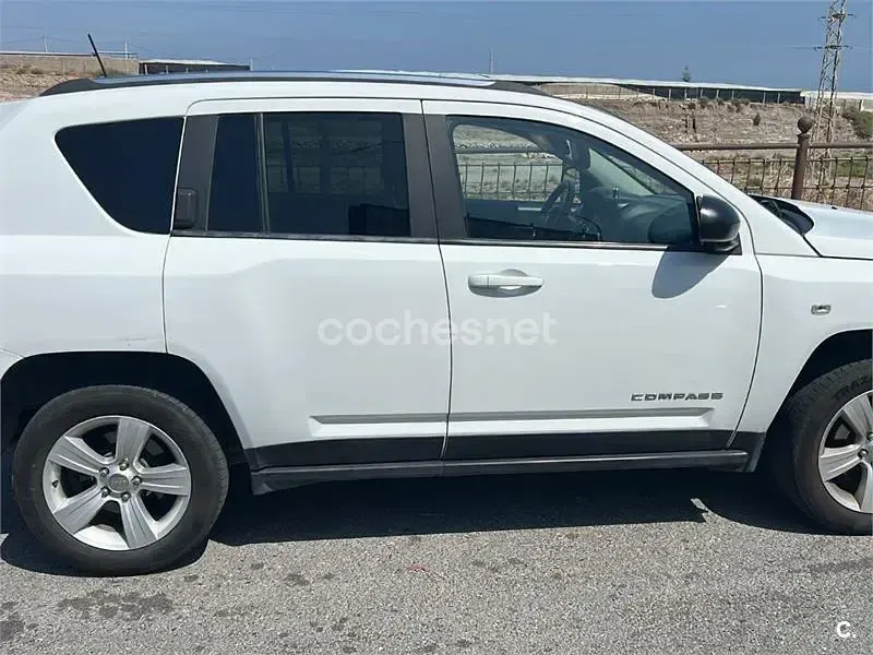 Usado Jeep Compass Sport 136 CV (100 kW) 2012 Blanco SUV