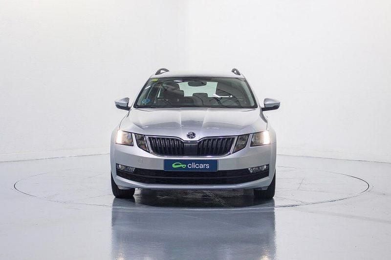 Usado Skoda Octavia Ambition 130 CV (95 kW) 2020 Gris / plata Familiar