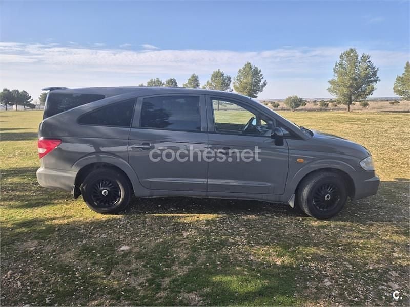 Usado Ssangyong (KGM) Rodius 165 CV (121 kW) 2009 Gris / plata Monovolumen