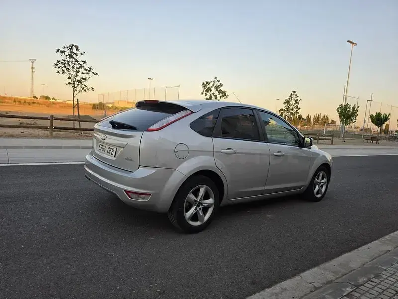 Usado Ford Focus Titanium 115 CV (84 kW) 2008 Gris / plata Berlina