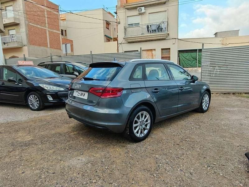 Usado Audi A3 Attraction 110 CV (80 kW) 2015 Gris Utilitario