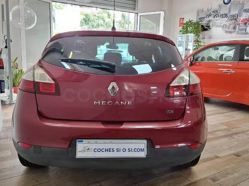 Usado Renault Mégane LIMITED 116 CV (85 kW) 2015 Rojo Berlina