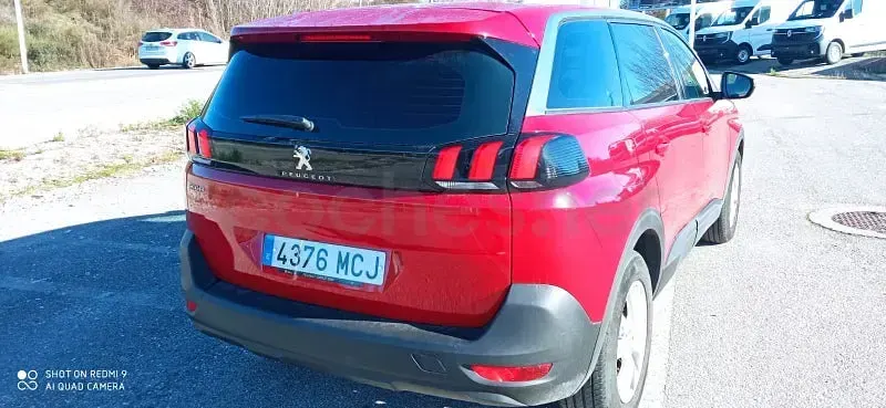 Usado Peugeot 5008 Active 130 CV (95 kW) 2022 Rojo SUV