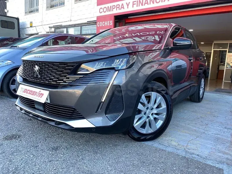Usado Peugeot 3008 Allure 130 CV (95 kW) 2021 Gris / plata SUV