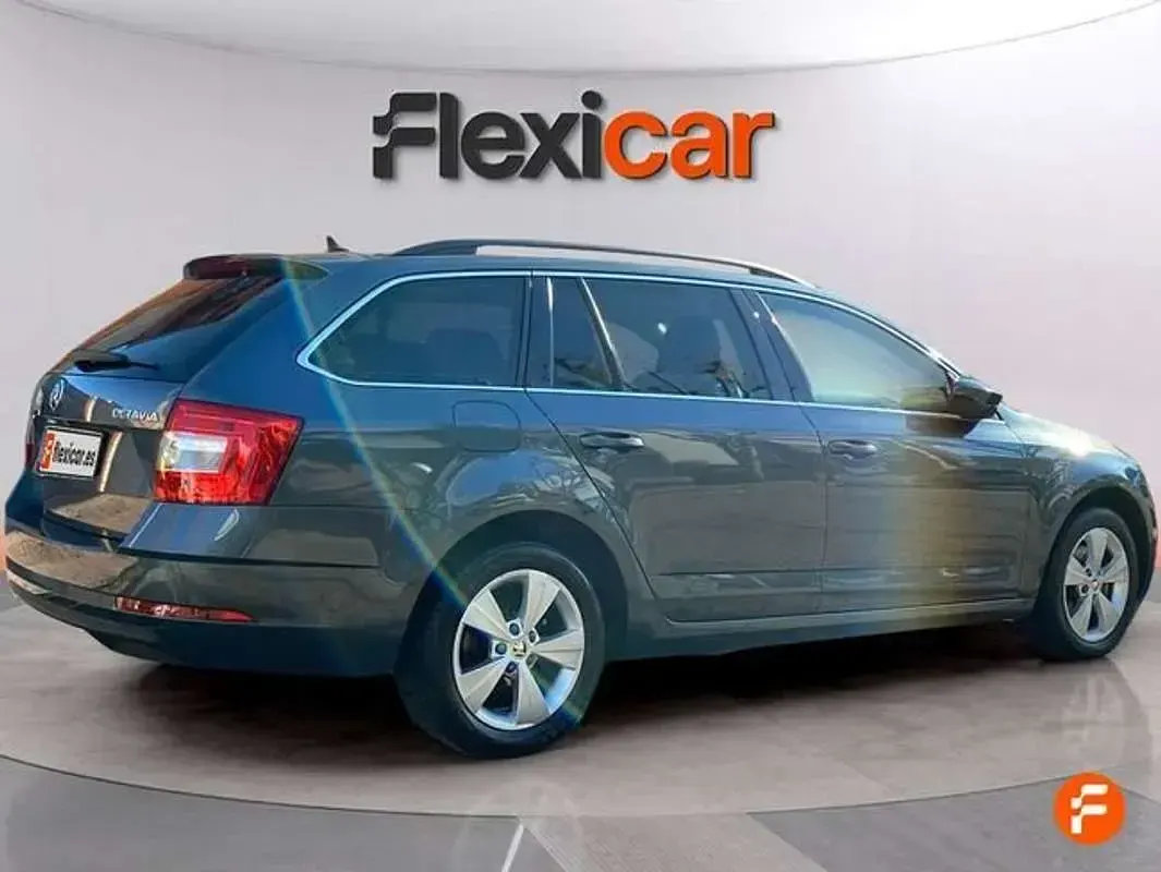 Usado Skoda Octavia Style 150 CV (110 kW) 2020 Gris Familiar