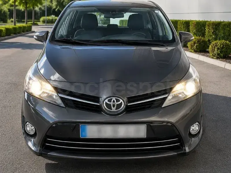 Usado Toyota Verso Advance 147 CV (108 kW) 2015 Gris / plata Monovolumen