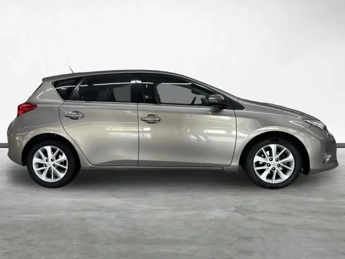 Usado Toyota Auris Active 90 CV (66 kW) 2015 Marrón Utilitario