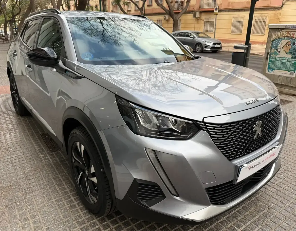 Usado Peugeot e-2008 Allure 100 kW (136 CV) 2023 Gris SUV