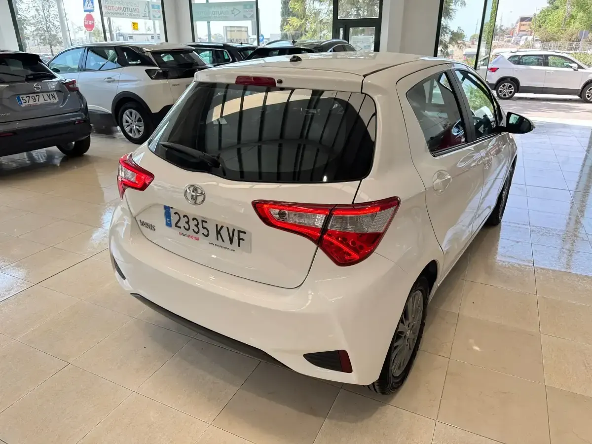 Usado Toyota Yaris Active 111 CV (81 kW) 2019 Blanco Berlina