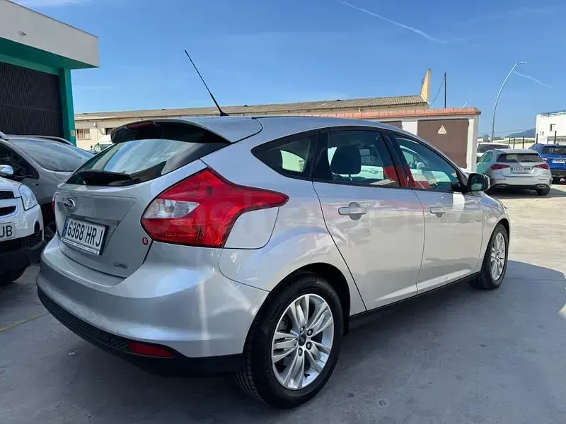 Usado Ford Focus Trend 125 CV (91 kW) 2013 Gris / plata Berlina