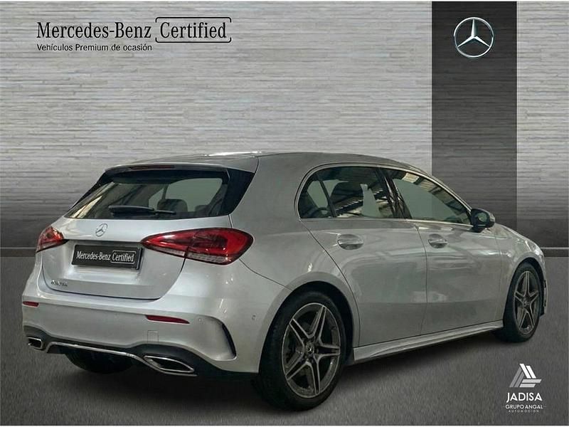 Usado Mercedes A180 AMG line 136 CV (100 kW) 2025 Gris Berlina