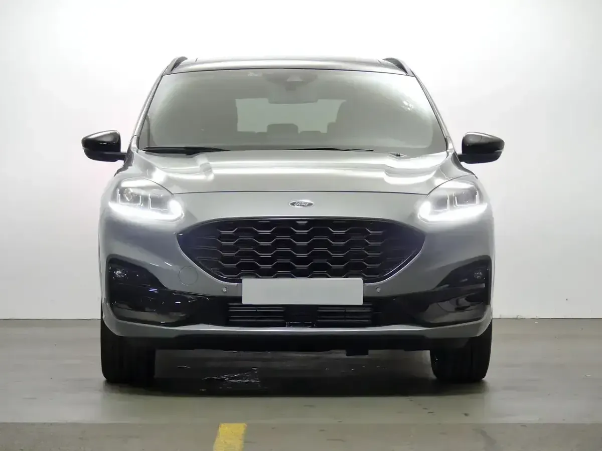 Używany Ford Kuga ST-Line X 150 KM (110 kW) 2023 Srebrny SUV
