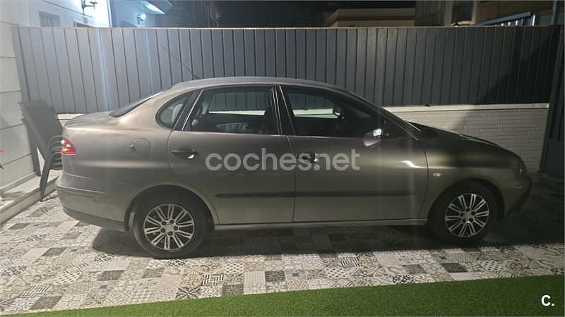 Gris / plata Usado 2003 Seat Cordoba Stella Berlina | 1800 € (Precio justo) - Imagen 1/4