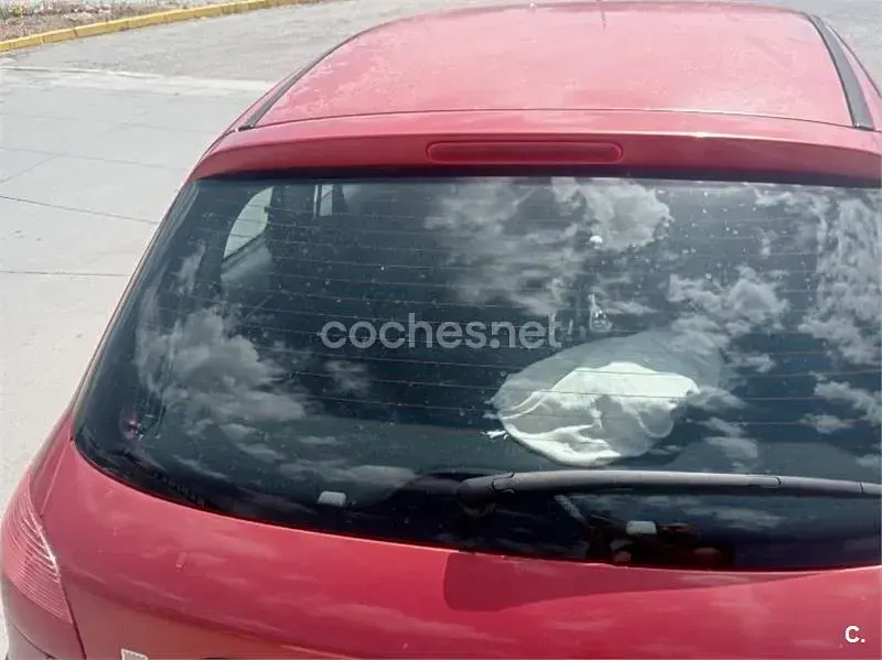 Usado Peugeot 206 70 CV (51 kW) 1999 Rojo Utilitario