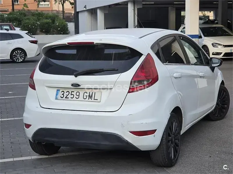 Usado Ford Fiesta Titanium 95 CV (69 kW) 2009 Blanco Berlina