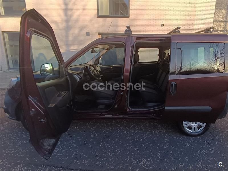 Usado Fiat Doblò Dynamic 90 CV (66 kW) 2016 Granate Monovolumen
