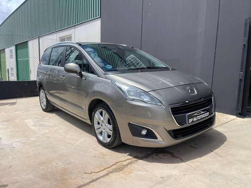 Usado Peugeot 5008 Style 120 CV (88 kW) 2016 Beige Monovolumen