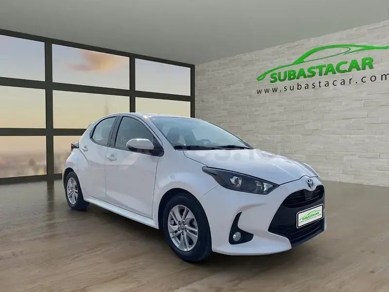 Usado Toyota Yaris Hybrid Business Edition 116 CV (85 kW) 2022 Blanco Berlina