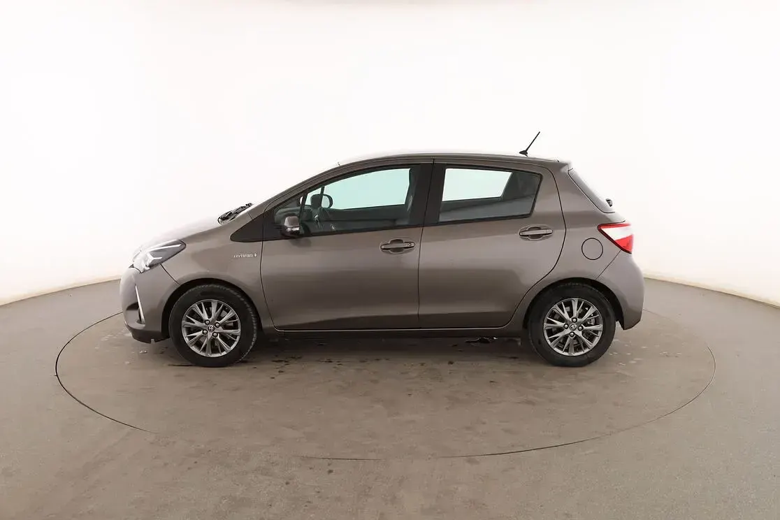 Usado Toyota Yaris Active 101 CV (74 kW) 2018 Gris Utilitario