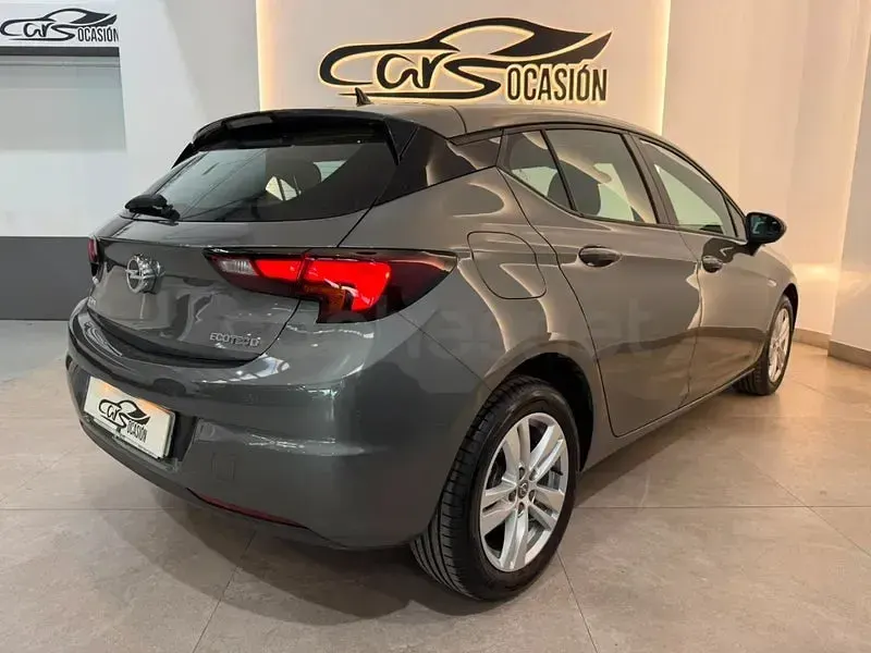 Usado Opel Astra Elegance 110 CV (80 kW) 2019 Gris / plata Berlina