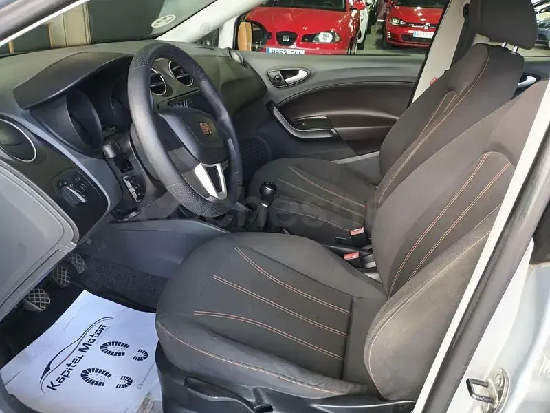 Usado Seat Ibiza Reference 75 CV (55 kW) 2011 Gris / plata Berlina