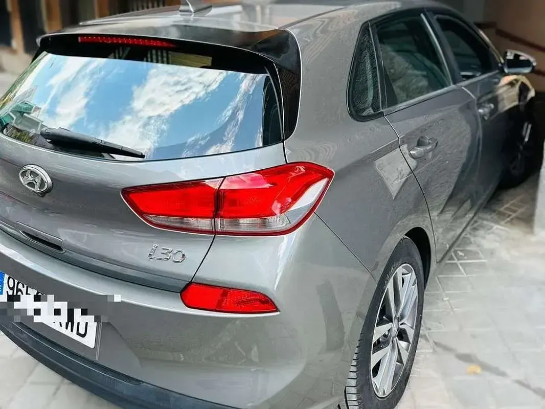 Usado Hyundai i30 120 CV (88 kW) 2019 Gris Familiar