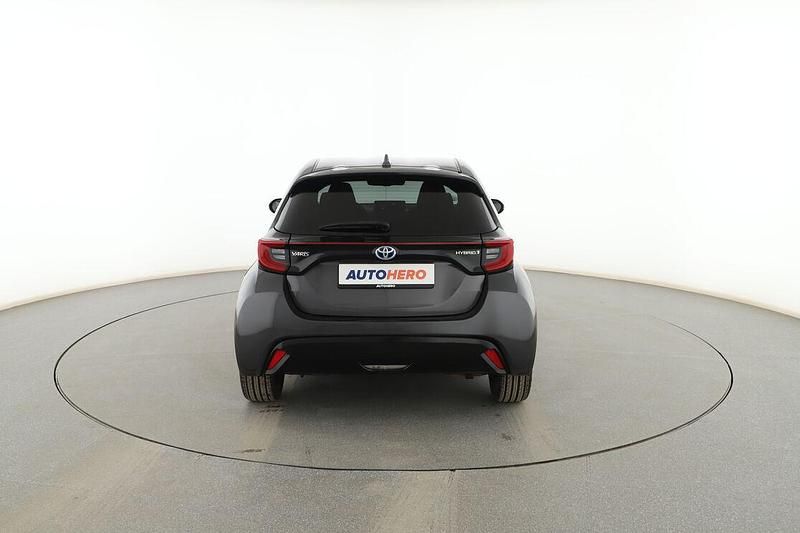 Usado Toyota Yaris Hybrid Style 116 CV (85 kW) 2021 Gris Berlina