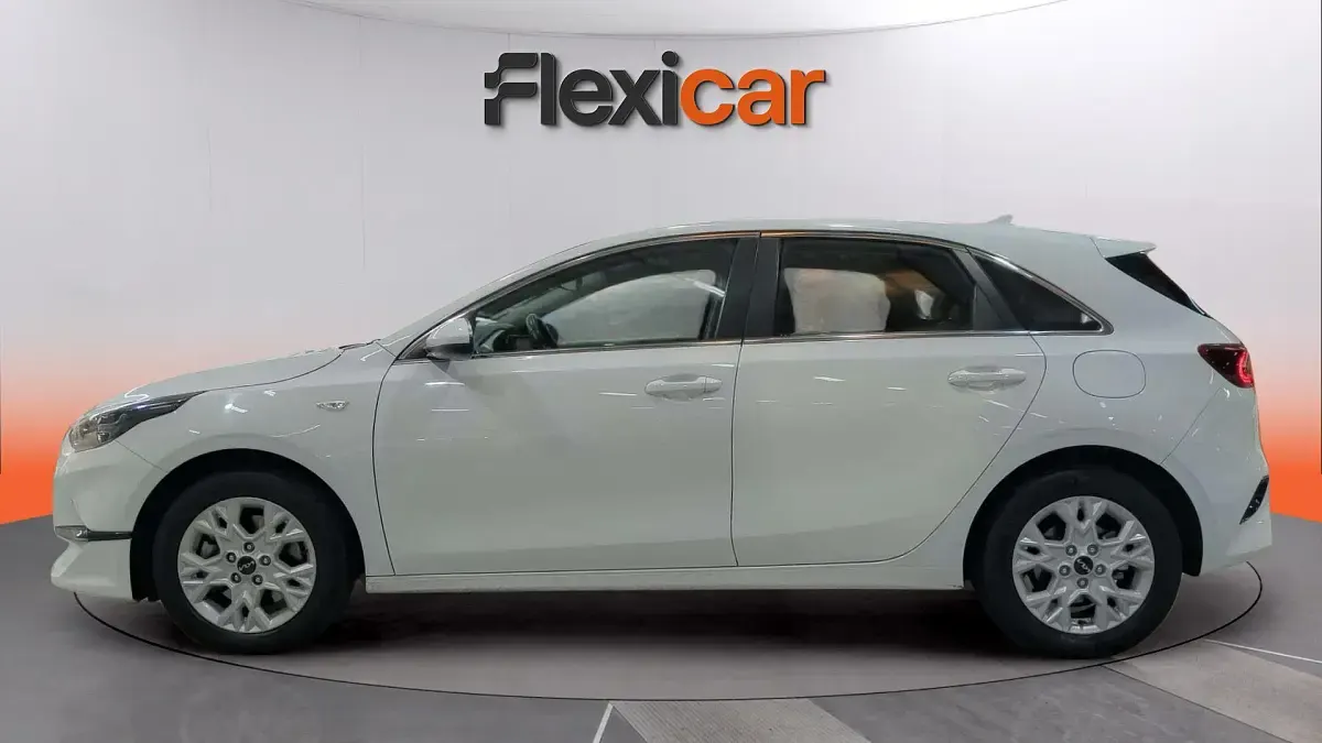 Usado Kia Ceed 136 CV (100 kW) 2023 Blanco Utilitario