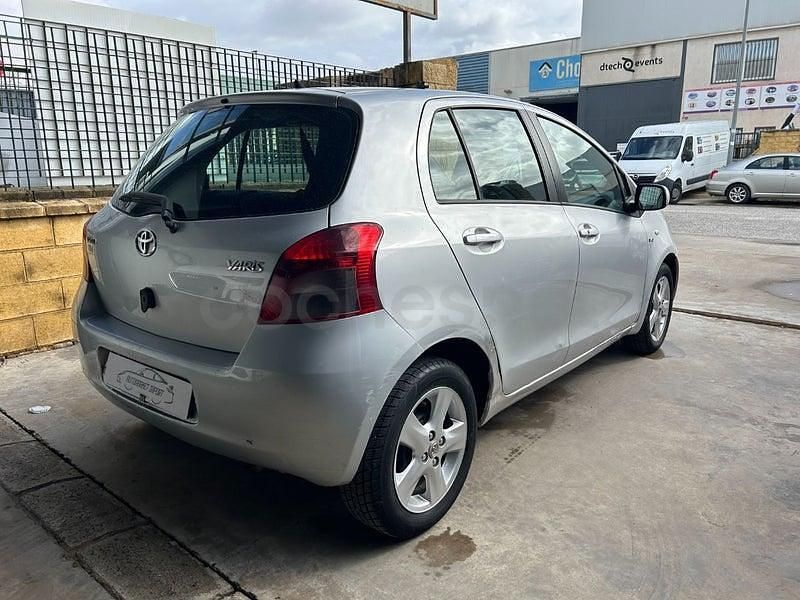 Usado Toyota Yaris Sol 90 CV (66 kW) 2008 Gris / plata Utilitario