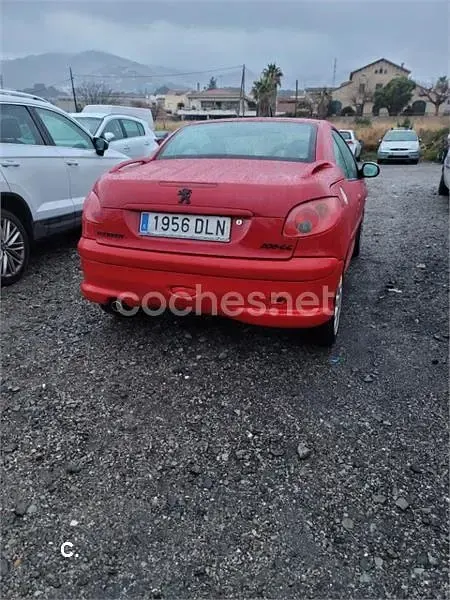 Usado Peugeot 206 CC 110 CV (80 kW) 2005 Rojo Descapotable