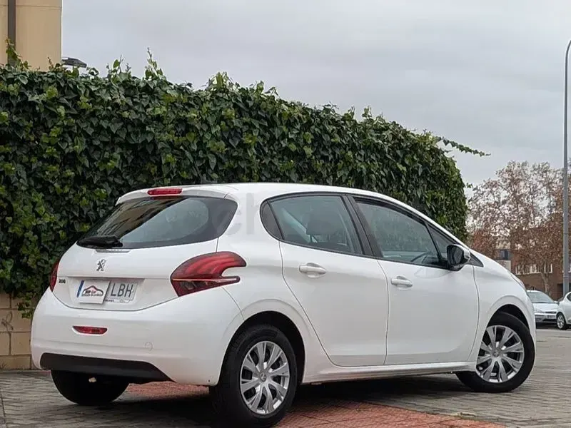 Usado Peugeot 208 Active 100 CV (73 kW) 2019 Blanco Utilitario