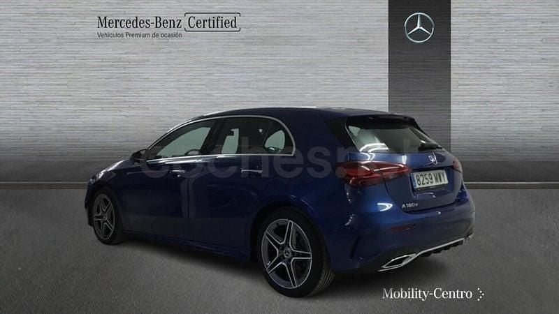 Usado Mercedes A180 AMG line 116 CV (85 kW) 2024 Azul espectra Berlina