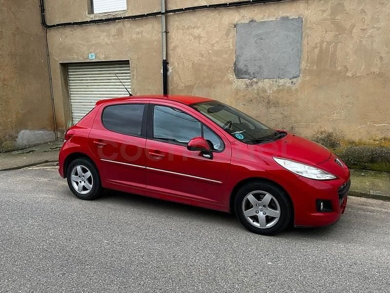 Usado Peugeot 207 Active 95 CV (69 kW) 2011 Rojo Berlina