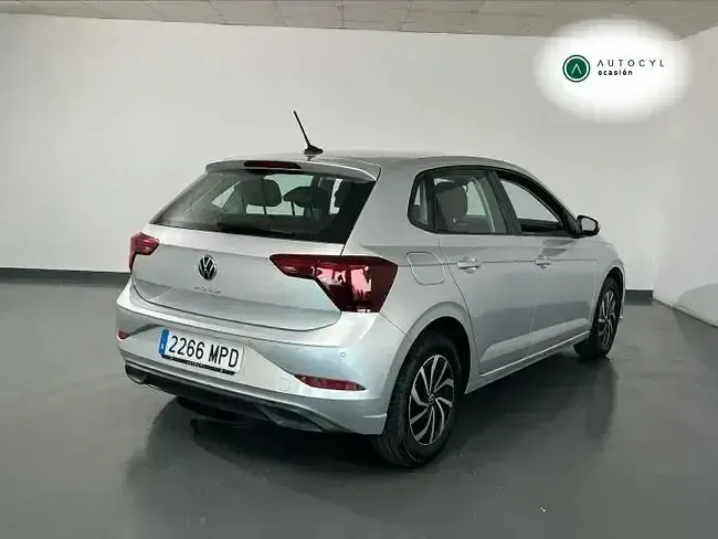 Usado VW Polo 95 CV (69 kW) 2024 Gris / plata Utilitario