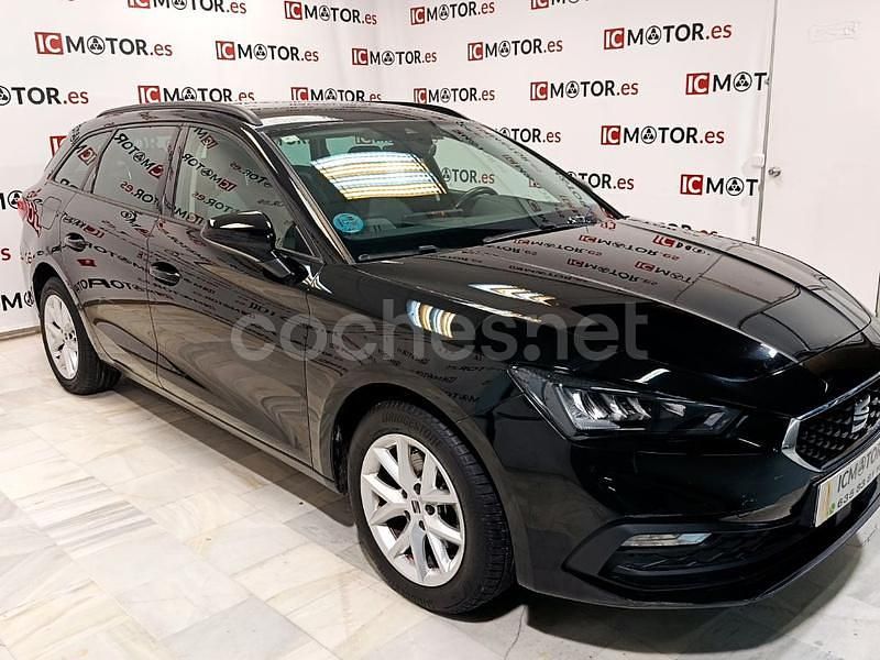 Usado Seat Leon Style 130 CV (95 kW) 2021 Negro Familiar