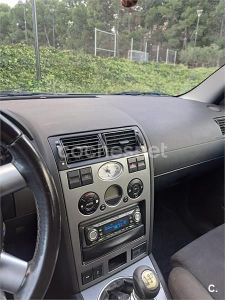 Usado Ford Mondeo Trend 125 CV (91 kW) 2002 Gris / plata Berlina