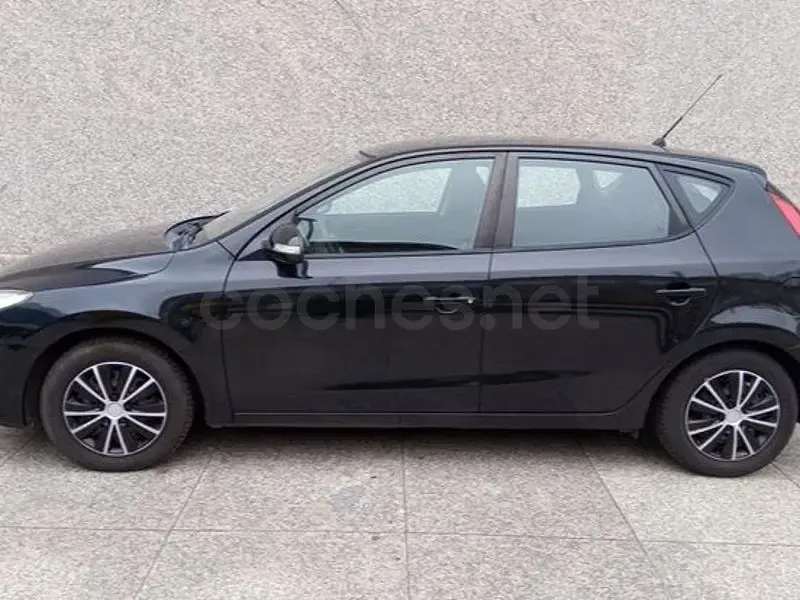 Usado Hyundai i30 Comfort 90 CV (66 kW) 2010 Negro Berlina