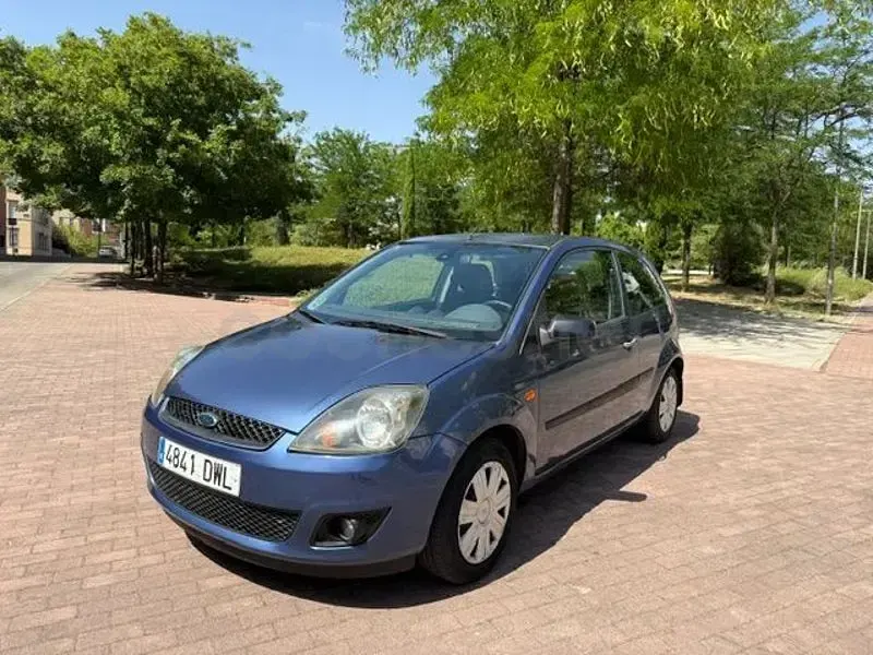 Usado Ford Fiesta Ambiente 68 CV (50 kW) 2006 Azul Utilitario