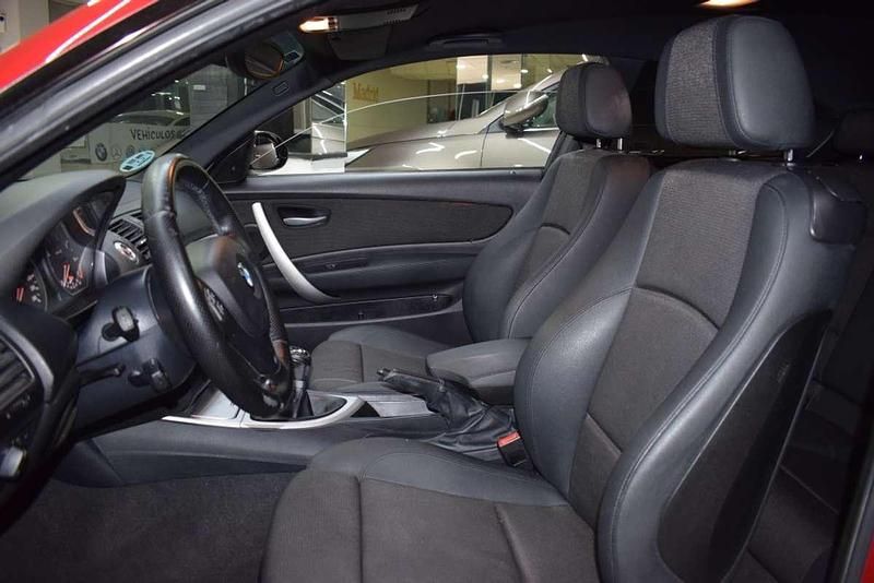 Usado BMW 118 Sport Line 143 CV (105 kW) 2010 Rojo Utilitario