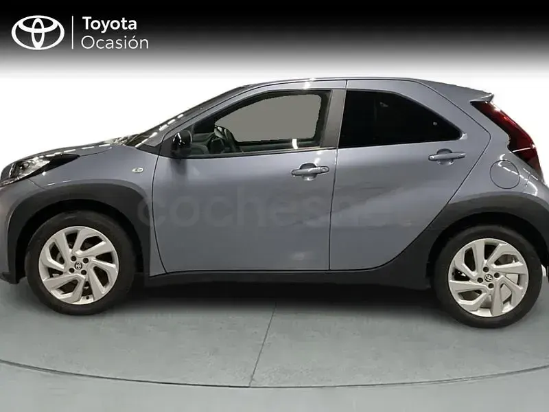 Usado Toyota Aygo X Play 72 CV (52 kW) 2025 Gris / plata SUV