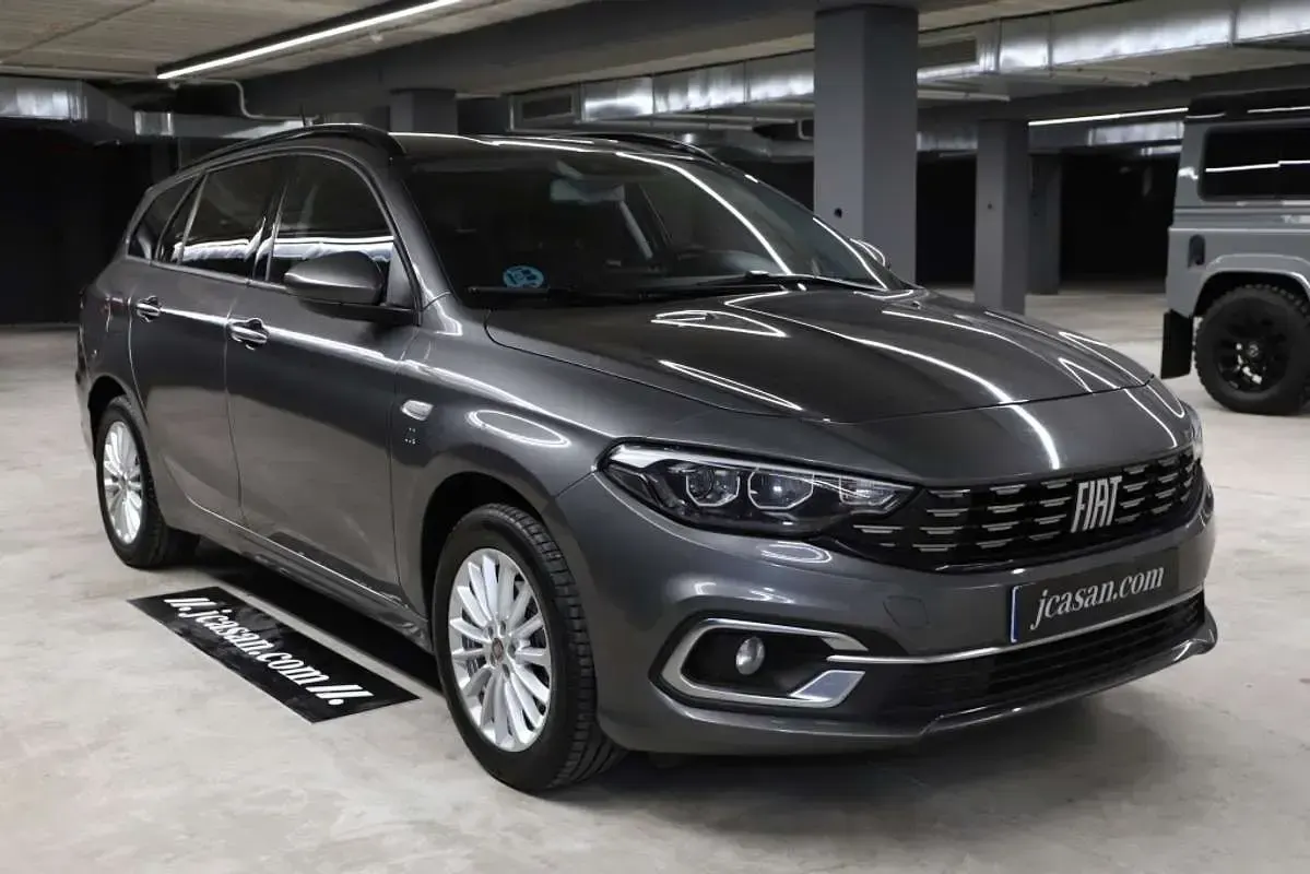 Usado Fiat Tipo Life 95 CV (69 kW) 2022 Gris Familiar