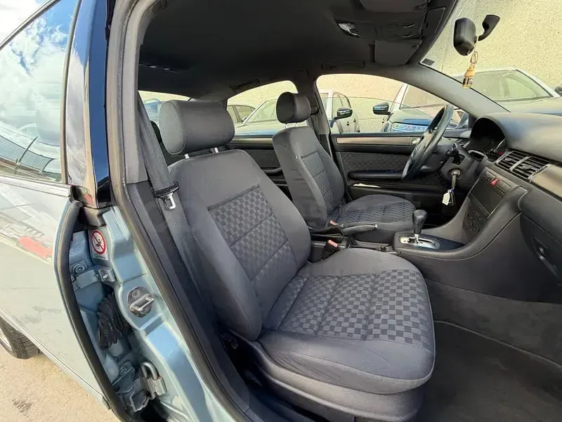 Usado Audi A6 150 CV (110 kW) 2002 Gris / plata Berlina