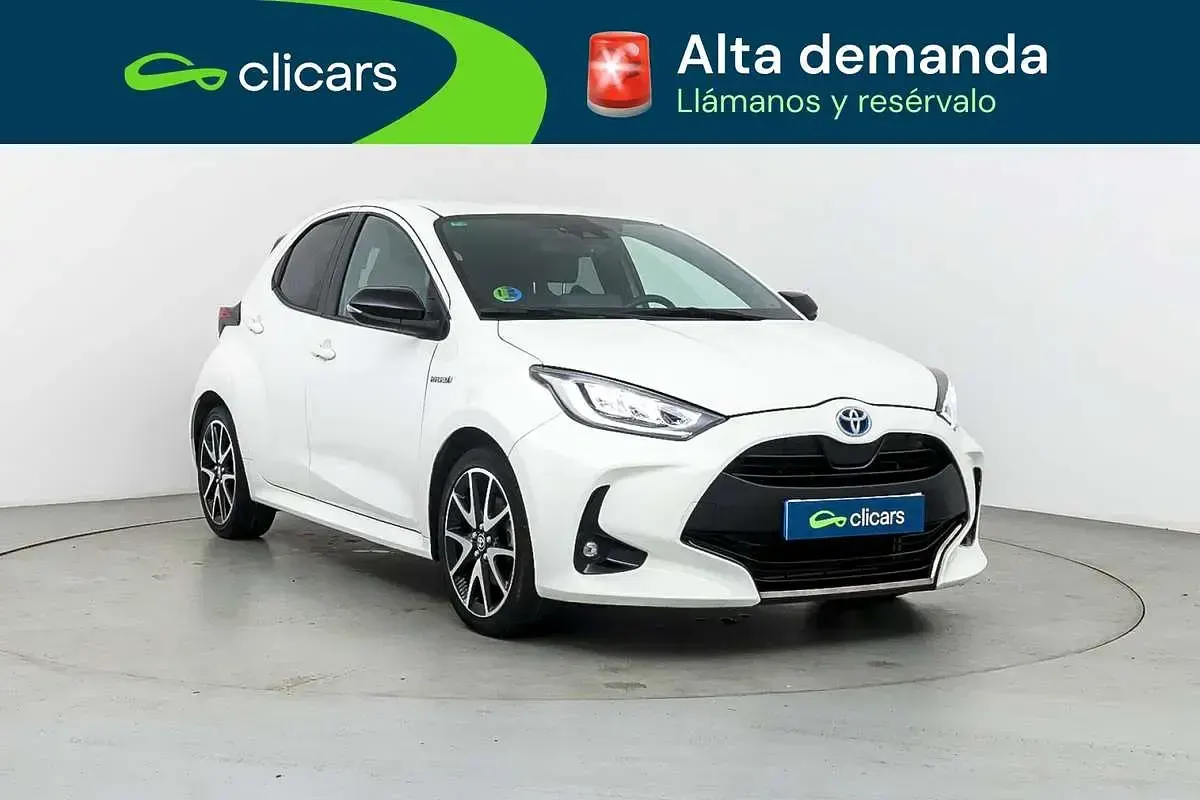 Usado Toyota Yaris Hybrid Style 75 CV (55 kW) 2021 Blanco Berlina